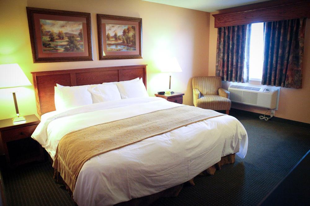 Grandstay Hotel & Suites Perham Екстериор снимка