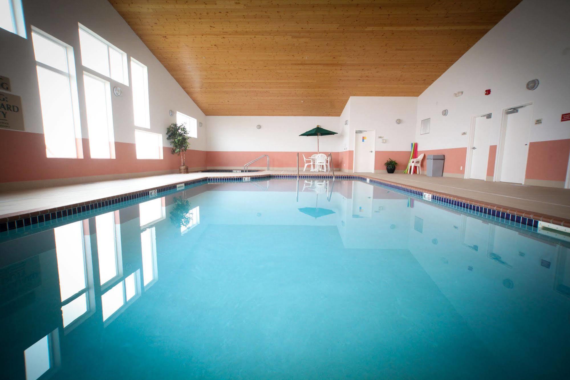 Grandstay Hotel & Suites Perham Екстериор снимка